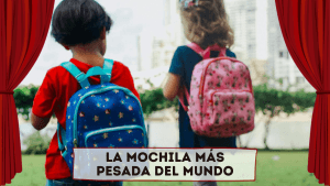 dos niños caminando con sus mochilas