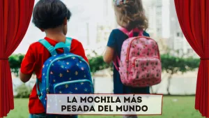 dos niños caminando con sus mochilas